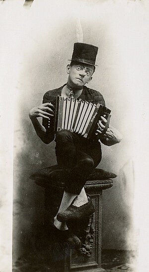 Karl Valentin mit Akkordeon, Klapphornverse