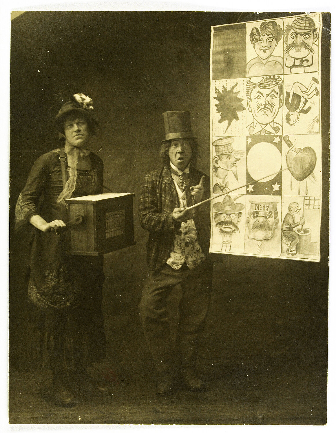 Ludwig Greiner und Toni Herrmann als Moritatensänger, 1916