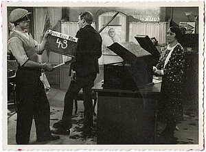 Bei Filmaufnahmen des Films Im Schallplattenladen, 1934