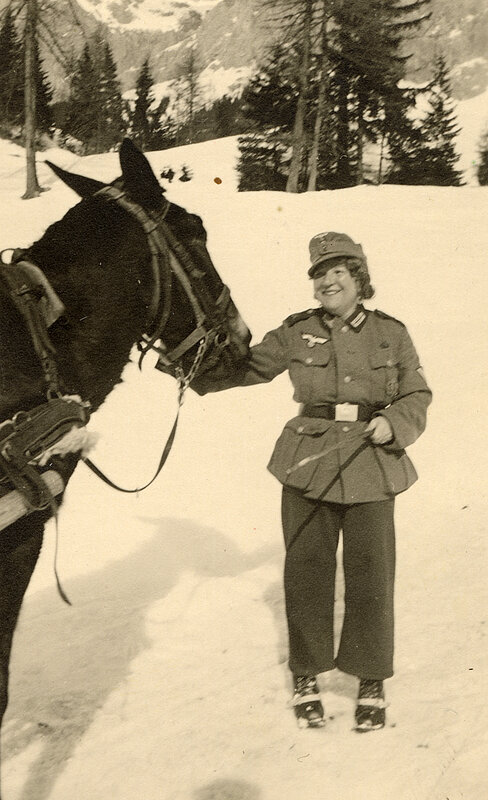 Liesl Karlstadt auf der Ehrwalder Alm, 1942/43