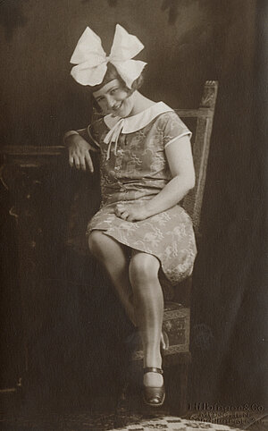 Liesl Karlstadt als Mädi in der Theaterszene Der Bittsteller, um 1925/26