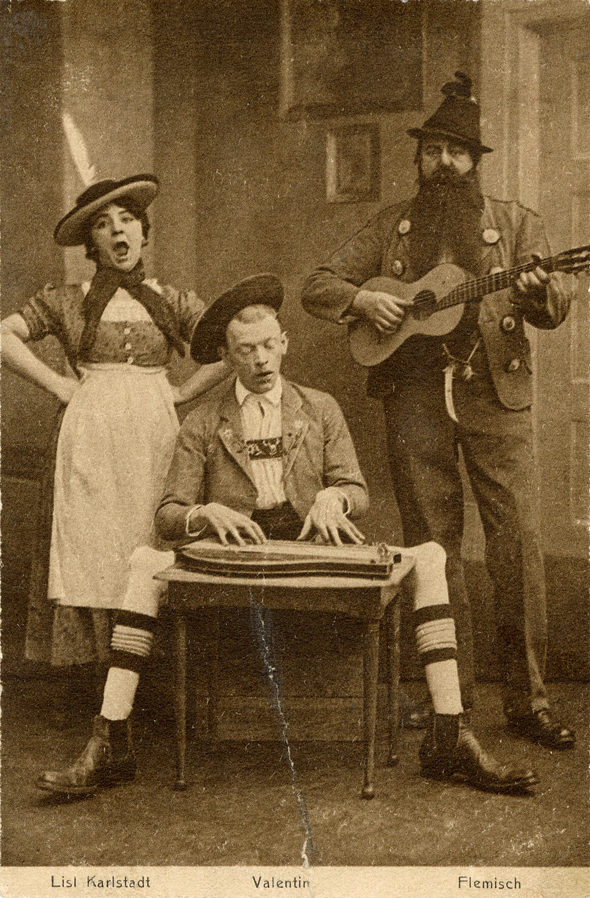 Karl Valentin, Liesl Karlstadt und Karl Flemisch in der Szene Alpensängerterzett, 1915
