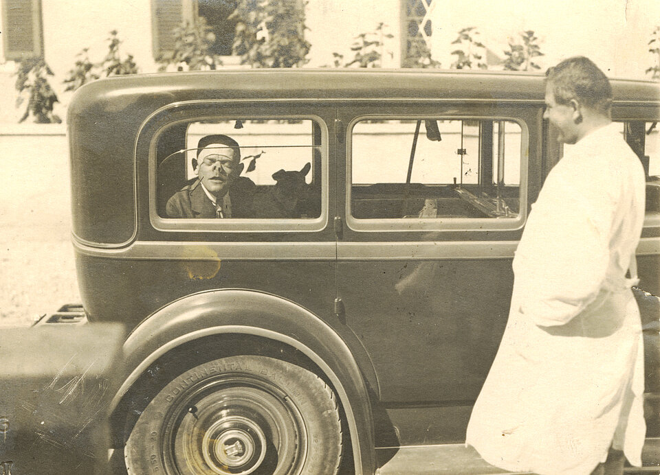 Karl Valentin im Auto, daneben sein Bühnenmeister Josef Rankl, um 1929