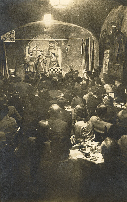 Karl Valentin, Innenansicht der Ritterspelunke mit Bühnenszene aus Ritter Unkenstein und Publikum, 1939 /1940