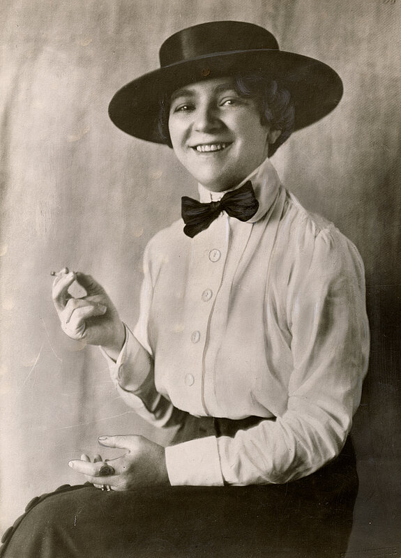 Liesl Karlstadt mit großem Hut, um 1924