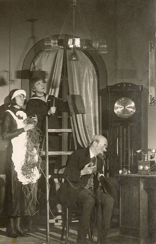 Liesl Karlstadt und Karl Valentin in ihrem Theaterstück Der Bittsteller, 1930