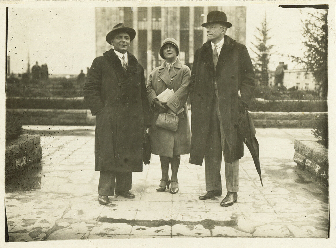 Karl Valentin, Liesl Karlstadt und Josef Rankl auf dem Dach des Karstadt Kaufhauses in Berlin-Neukölln, 1929