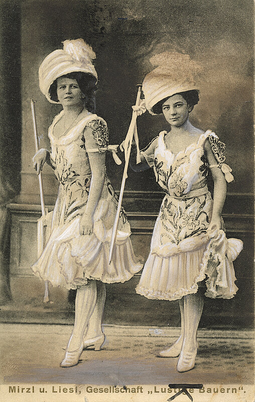 Liesl Karlstadt als Soubrette mit Mirzl Meier, um 1911