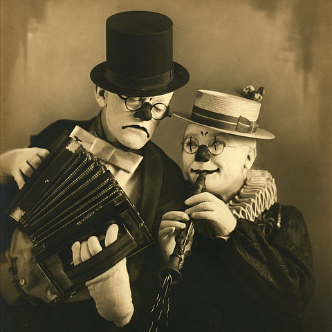 Karl Valentin und Liesl Karlstadt in der Maske als Musikalclowns