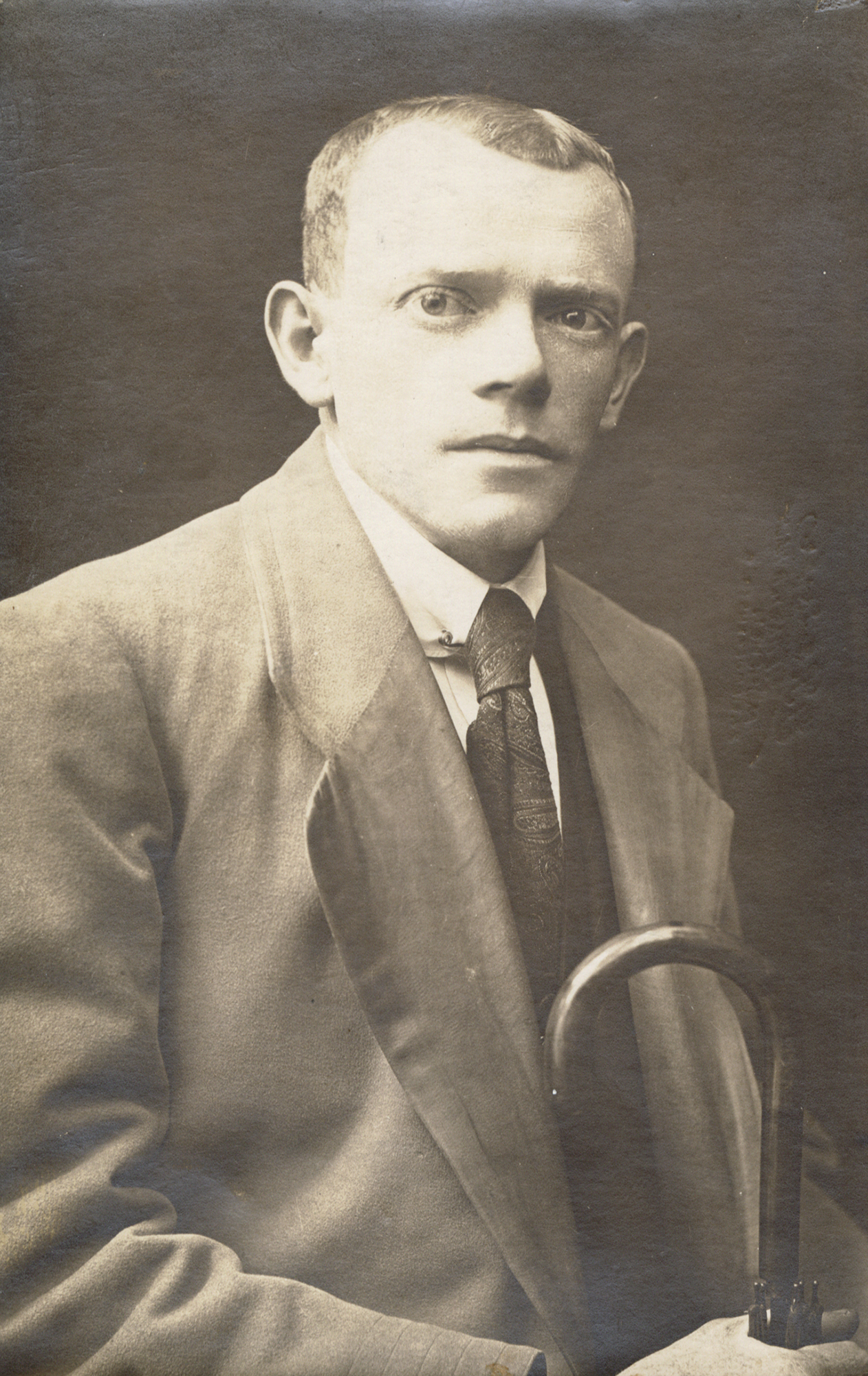 Karl Valentin im Anzug mit Stockschirm, um 1900