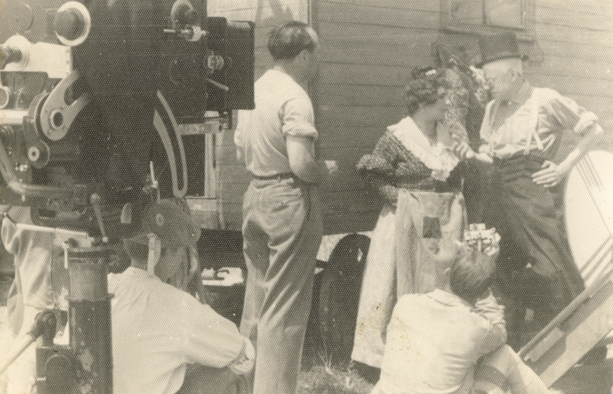 Max Ophüls, Max Ophüls, Karl Valentin und Liesl Karlstadt bei Dreharbeiten des Films Die verkaufte Braut, 1932