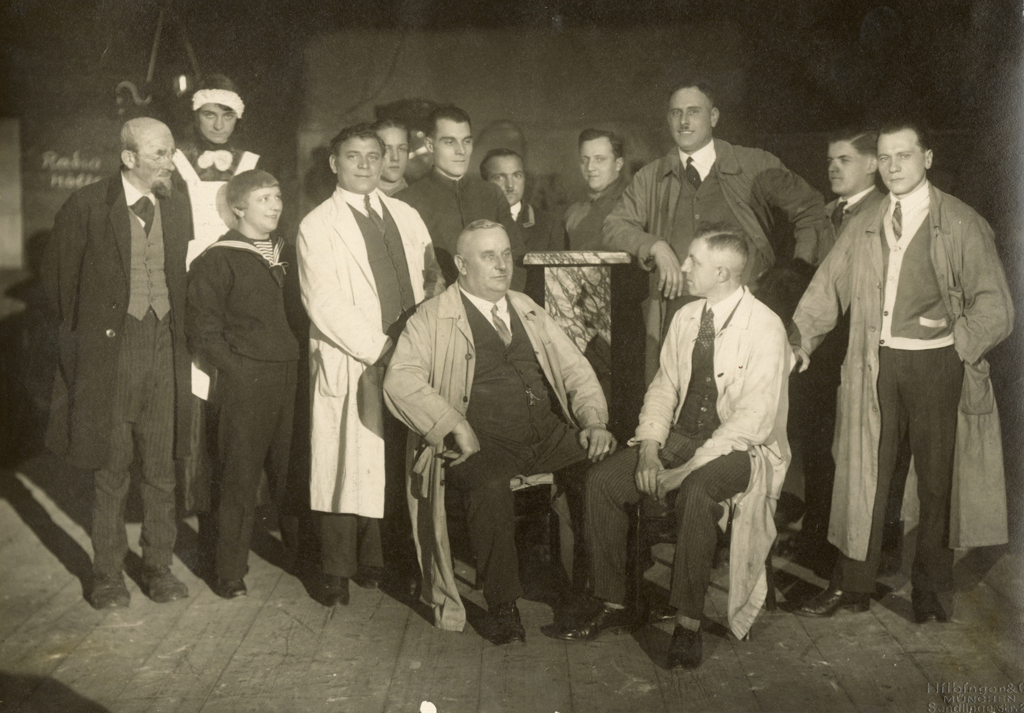 Gruppenfoto, Das Team um Karl Valentin bei der Aufführung von Der Bittsteller, Kolosseum, 1930