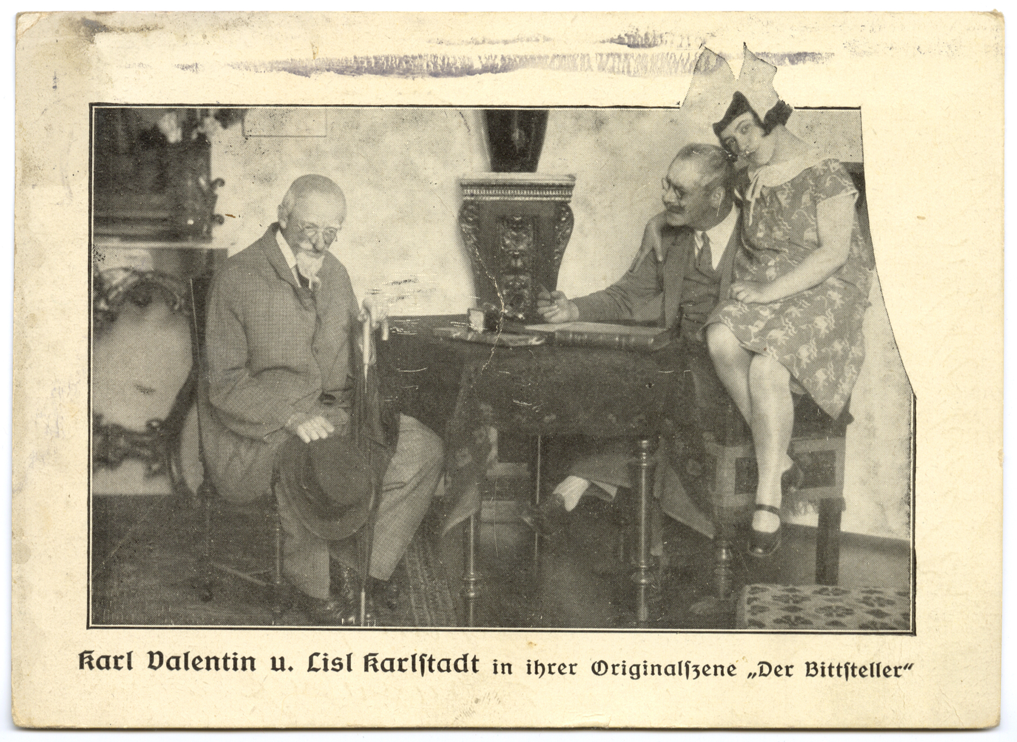 Postkarte: Szene aus der Theaterszene Der Bittsteller, vermutlich 1930