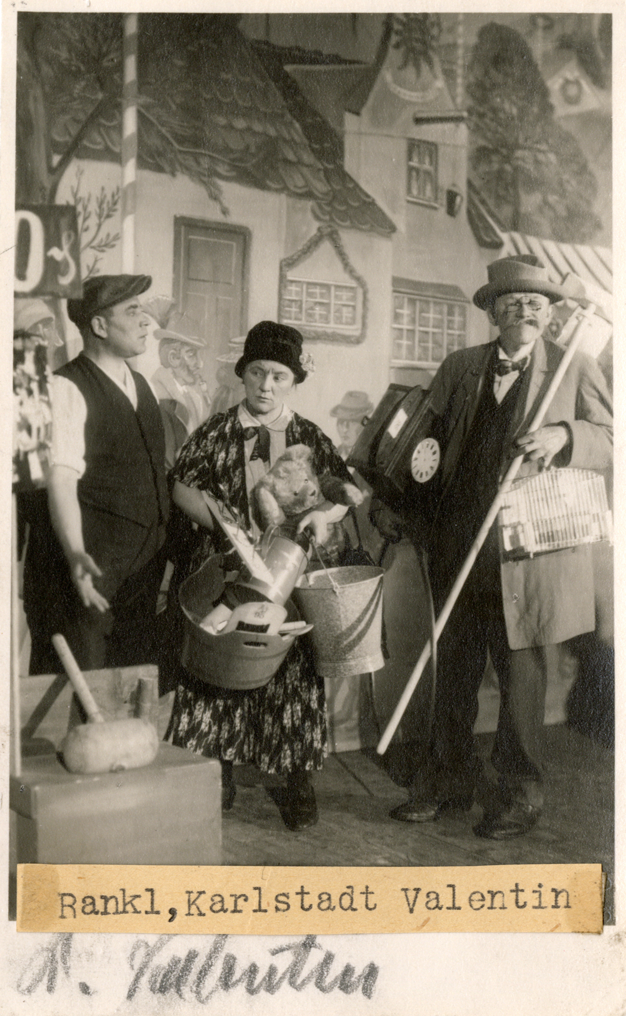 Karl Valentin, Liesl Karlstadt und Josef Rankl in der Theaterszene Er und Sie, 1932