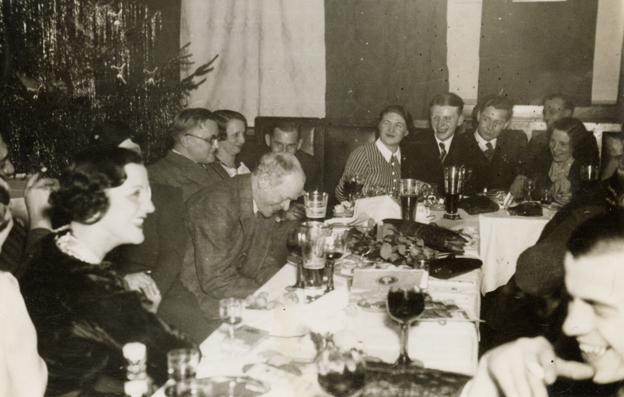 Valentin lacht, Karl Valentin und Liesl Karlstadt beim 25-jährigen Jubiläum der Firma Foto Schaja im Café Viktoria am Max II Denkmal, um 1930