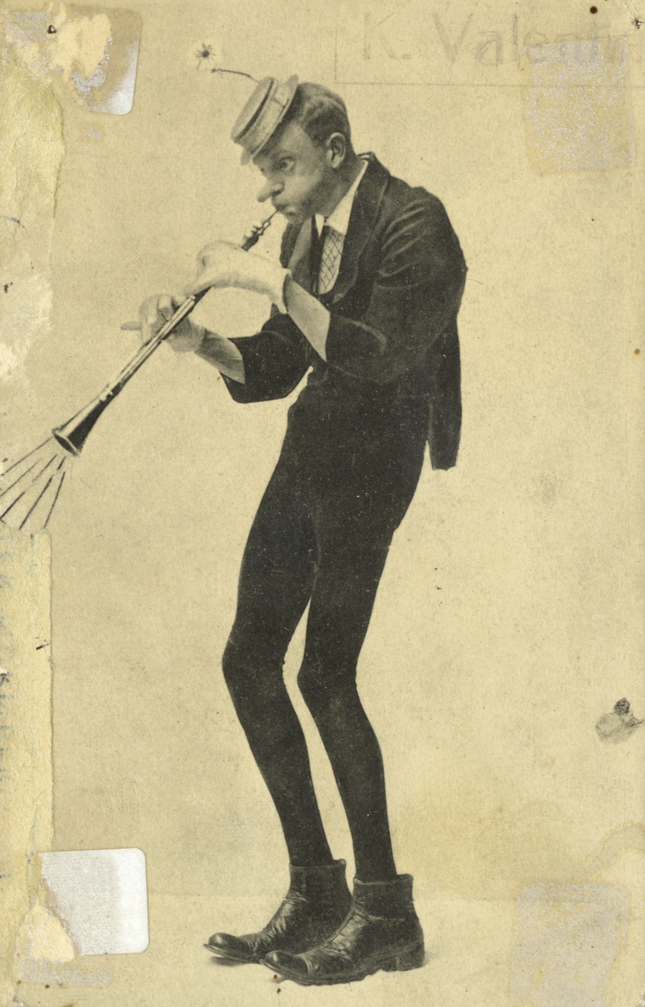 Karl Valentin mit Oboe, um 1910