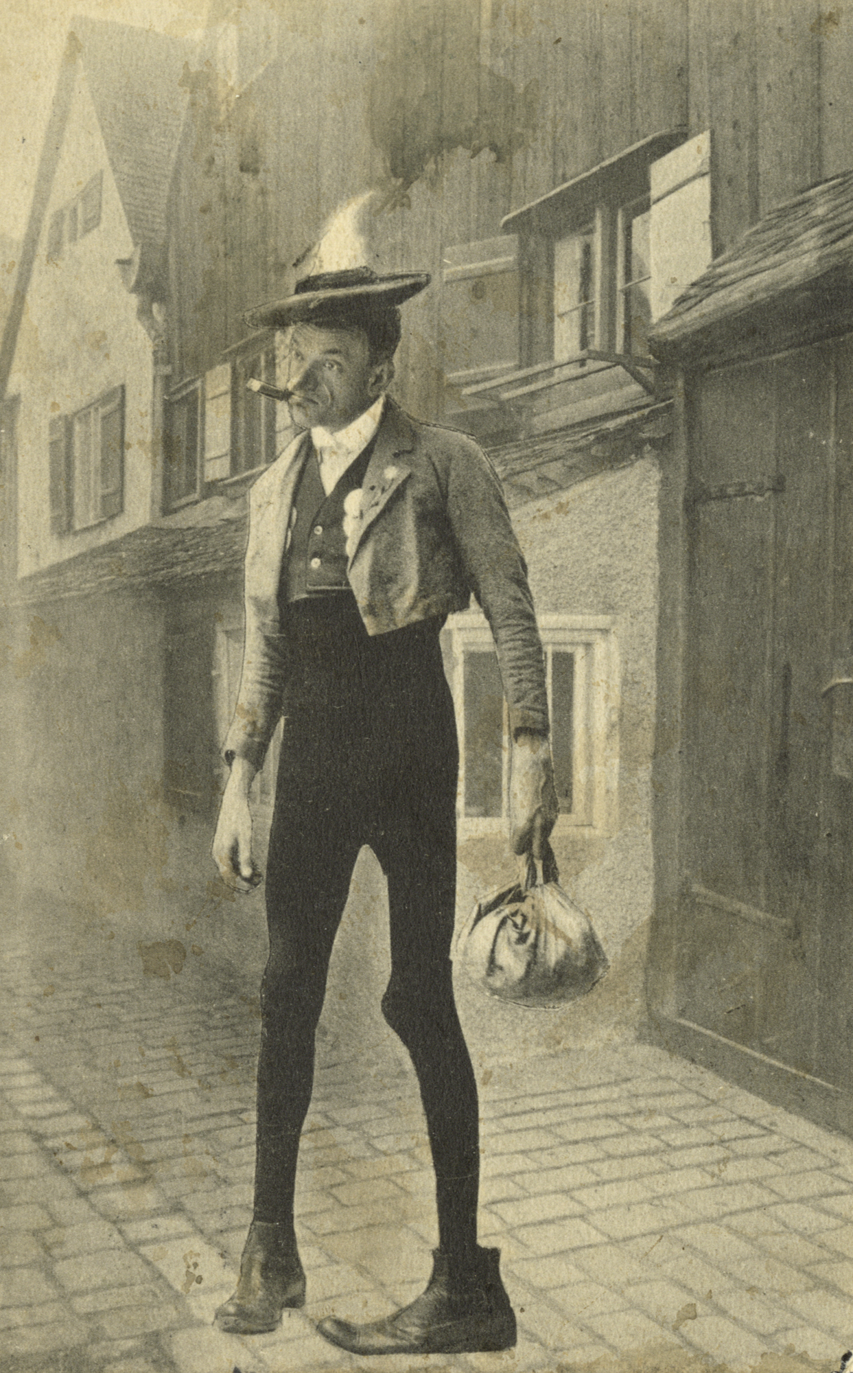 Valentin mit Beutel und Zigarre als Bauer vom Land, um 1910