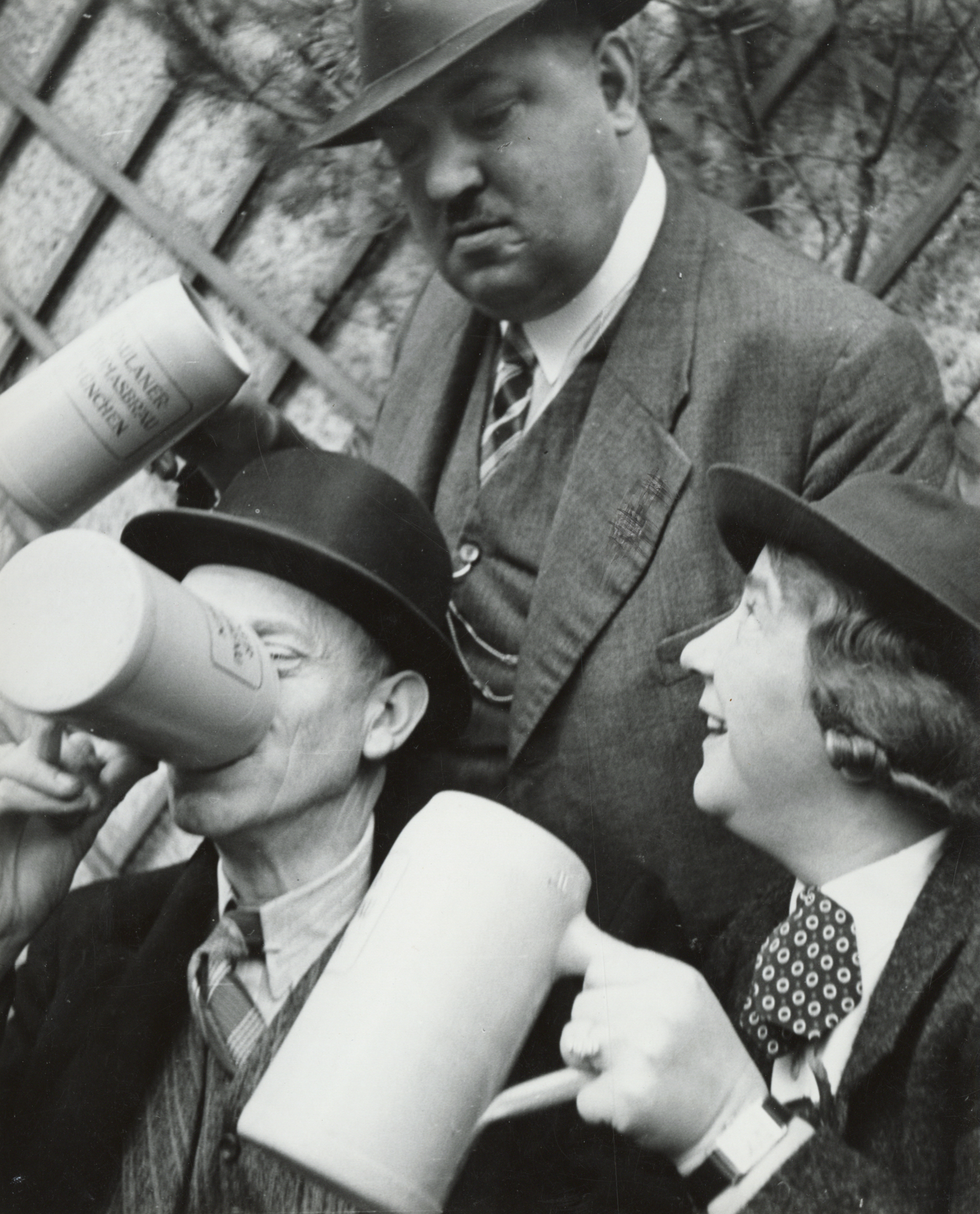 Karl Kurt Wolter, Karl Valentin und Liesl Karlstadt im Salvatorkeller, mit unbekannter Person, 1938