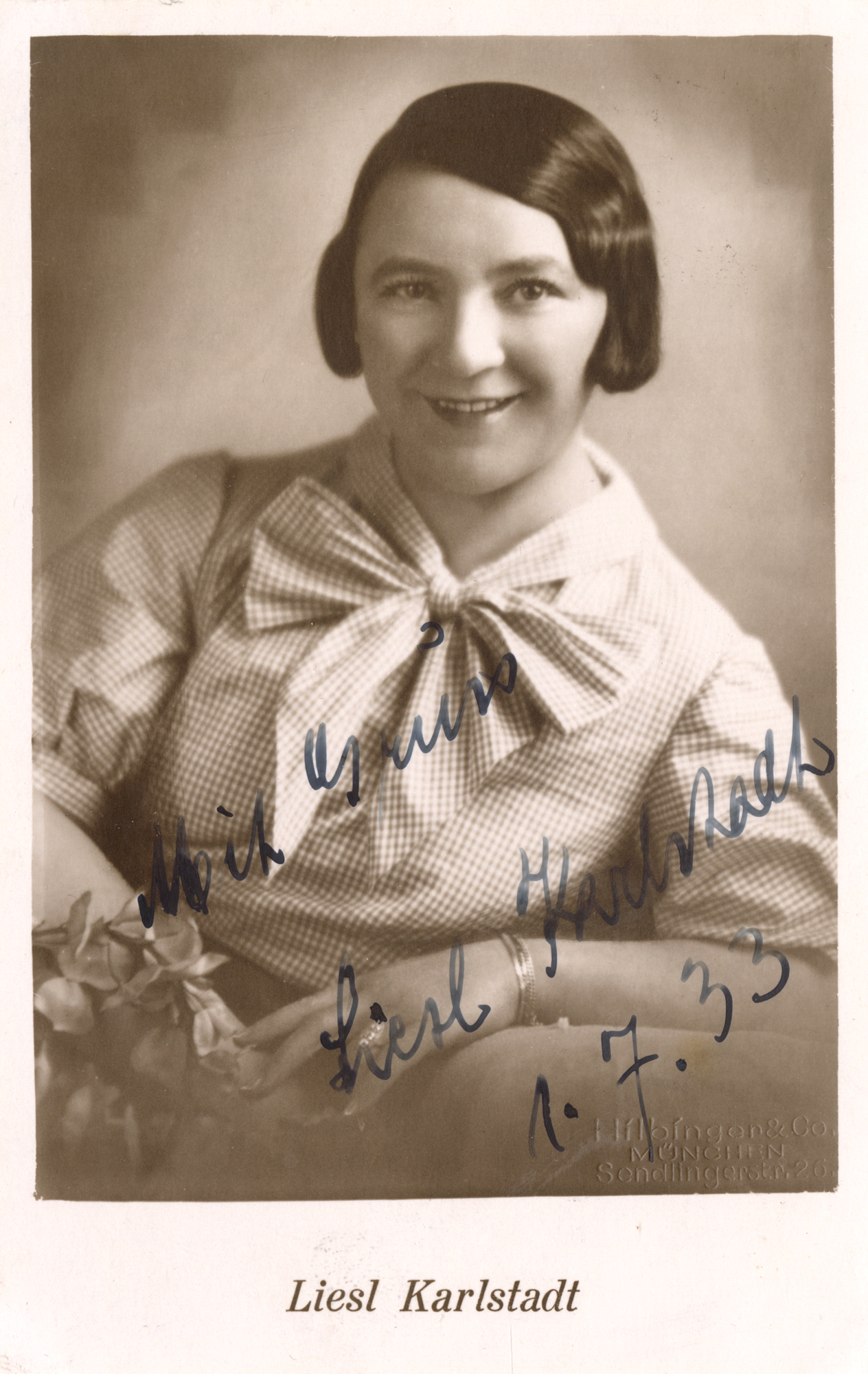 Foto Hilbinger & Co, München, Liesl Karlstadt, Porträt mit Autograph, um 1933
