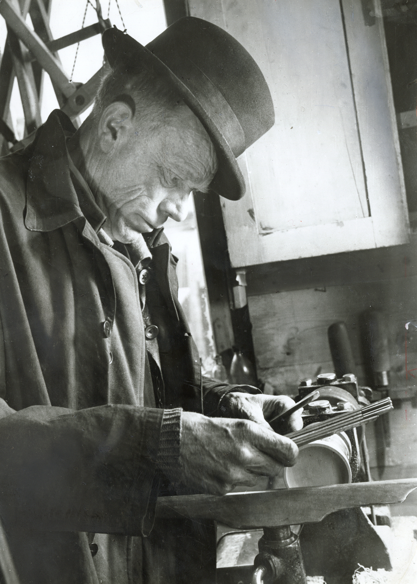Valentin in seiner Werkstatt in Planegg, um 1947