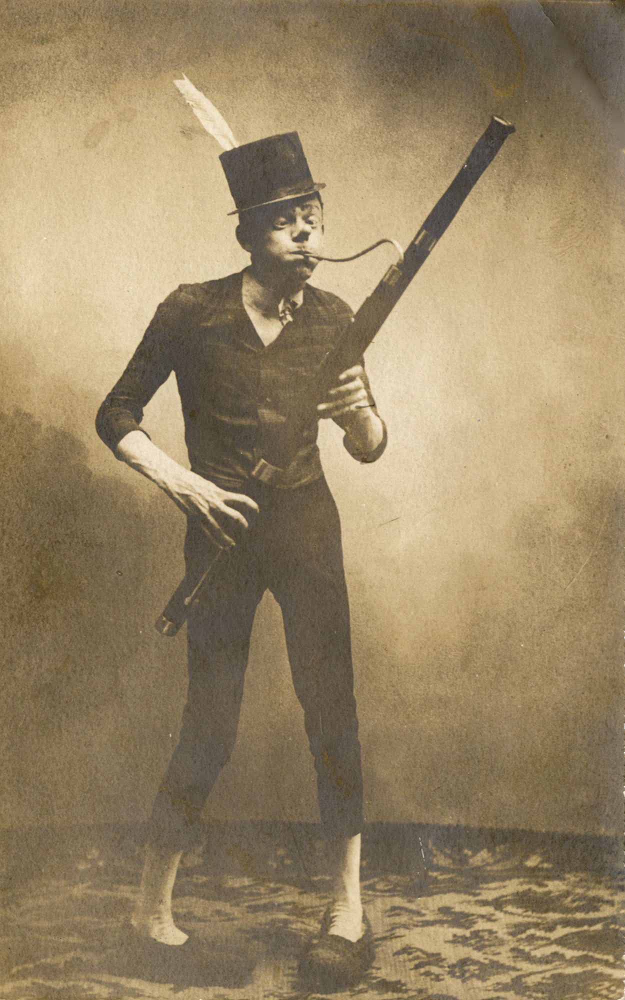 Karl Valentin mit Fagott, um 1911/12