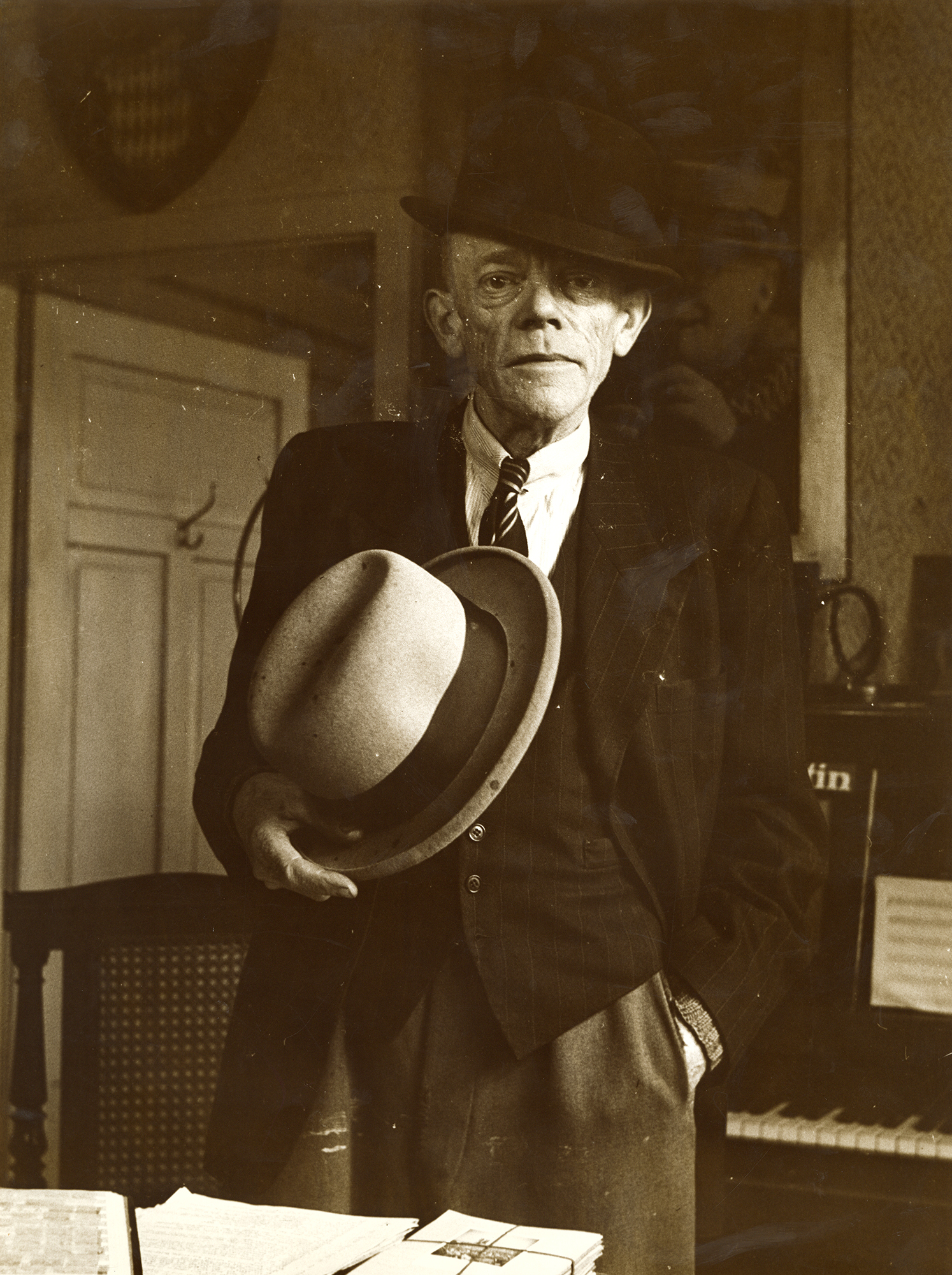 Hubs Flöter, Karl Valentin mit Hut in der Hand und auf dem Kopf in seinem Haus in Planegg, November 1947