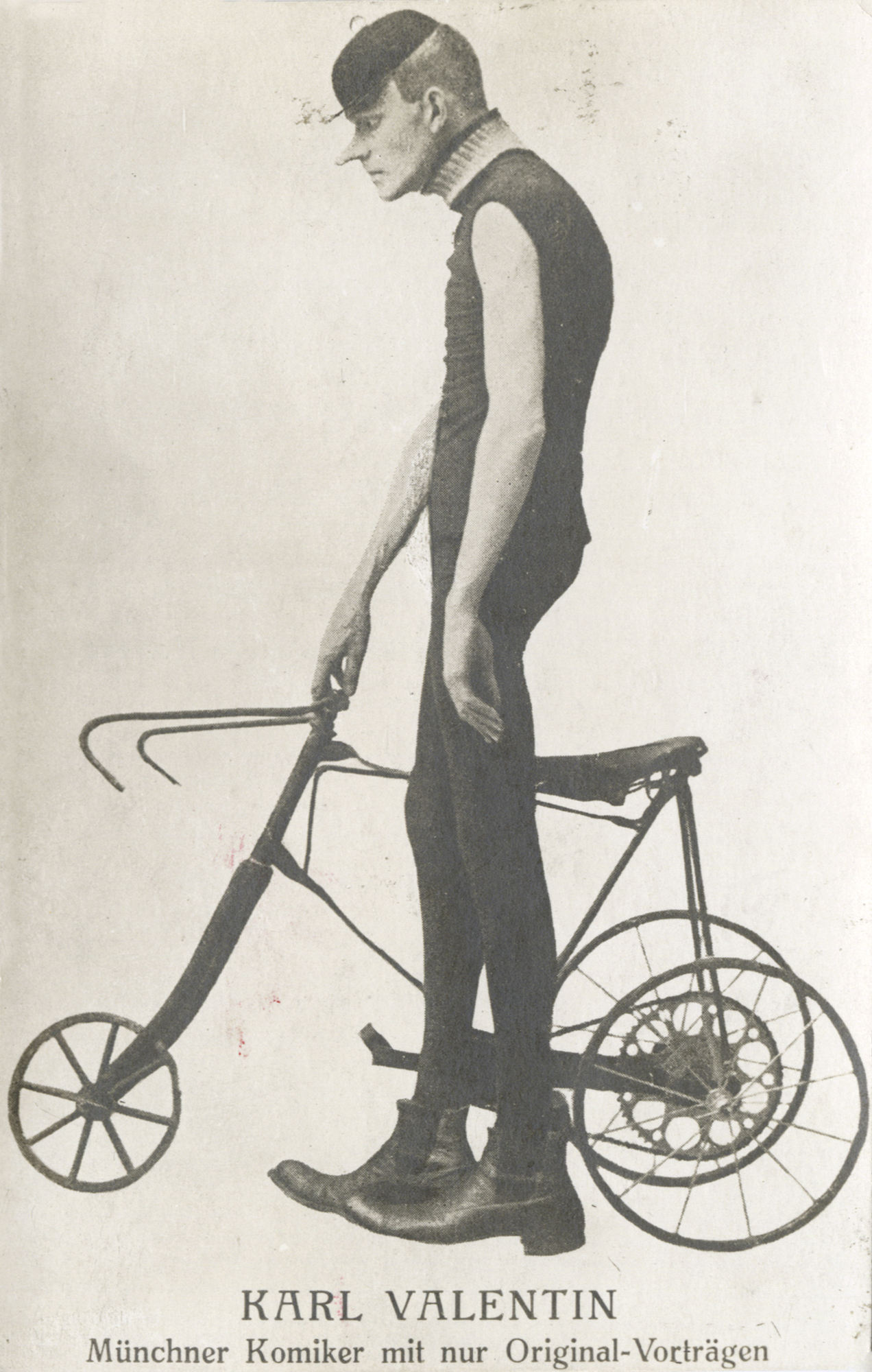 Karl Valentin als Radrennfahrer in seiner Soloszene "All Heil", um 1910
