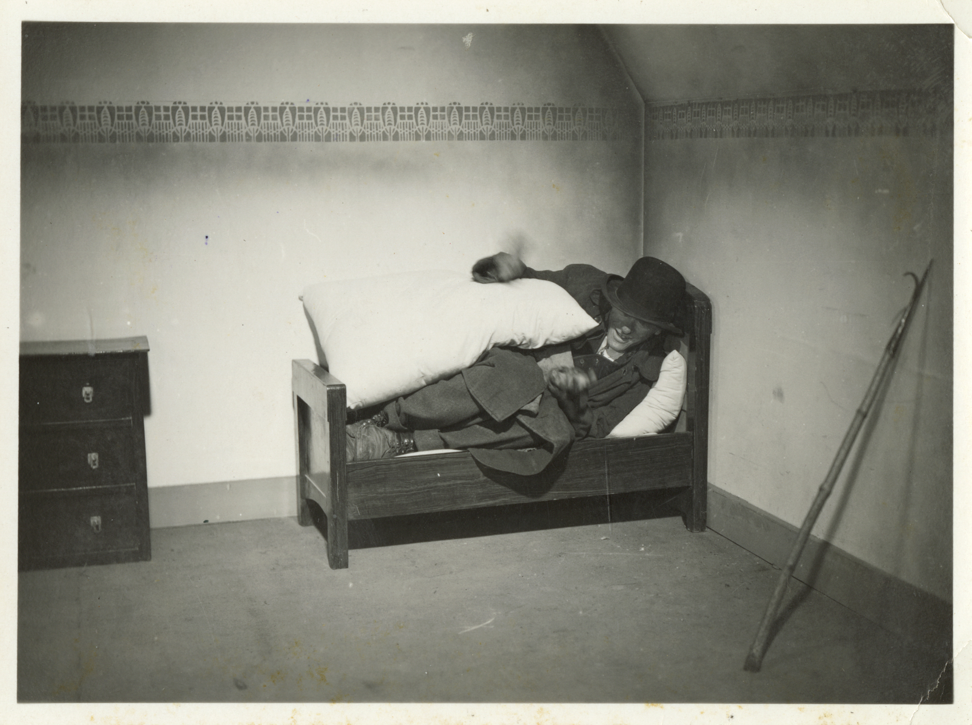 Szenenfoto aus dem Film Die Erbschaft, Karl Valentin im viel zu kleinen Bett, 1936